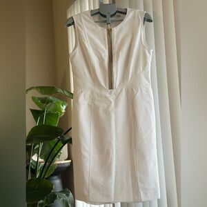 GIZIA Elegant White Sleeveless Dress